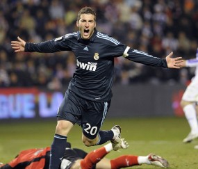 开云APP-赛道风云，佩雷兹火热状态助法拉利轻取阿斯顿马丁